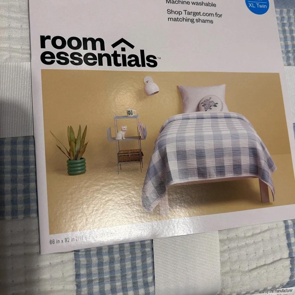 Room Essentials Twin/Twin XL Matelassé Quilt lightweight blue plaid pattern new
